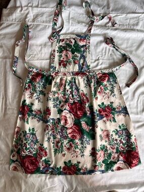 Floral Print Women’s Apron in Cream and Rose